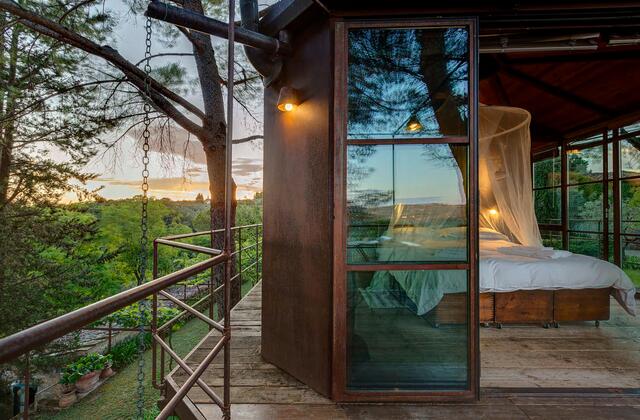 Escape to Nature: The Ultimate Treehouse Bedroom Staycation